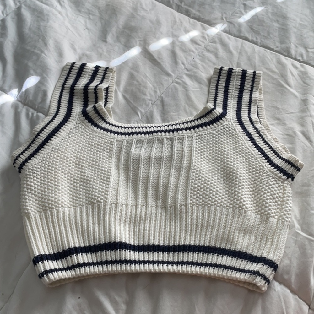 Sweater Cropped Tank Top - Picture 2 of 4